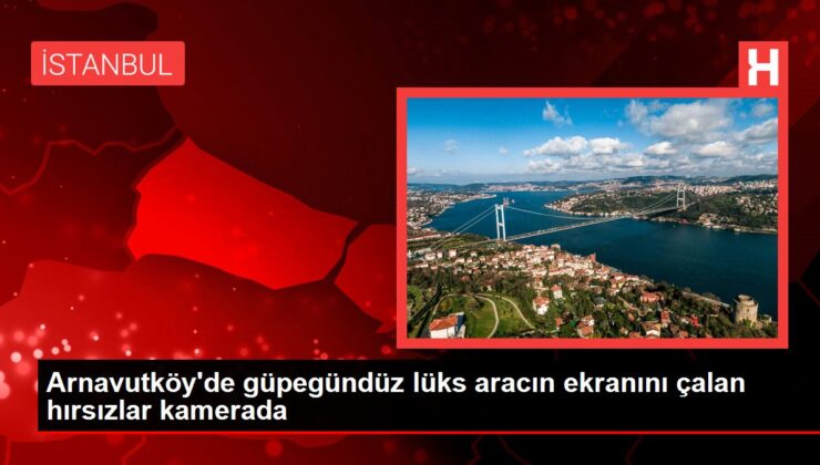 Arnavutköy’de güpegündüz lüks aracın ekranını çalan hırsızlar kamerada