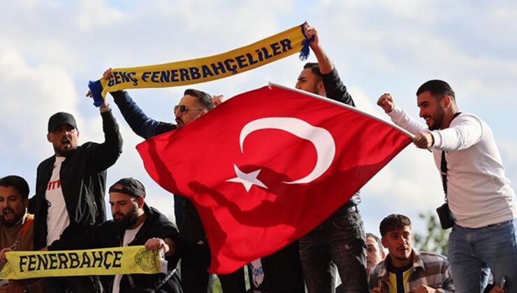 Fenerbahçeli taraftarlardan stat önünde destek tezahüratları