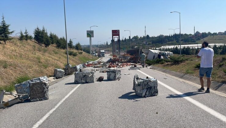 İstanbul-İzmir Otoyolunda Tır Devrildi, Sürücü Vatandaşlar Tarafından Kurtarıldı