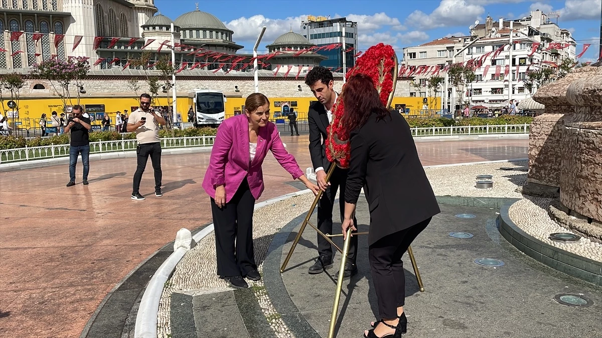 CHP İstanbul il yöneticileri Cumhuriyet Anıtı’na çelenk sundu