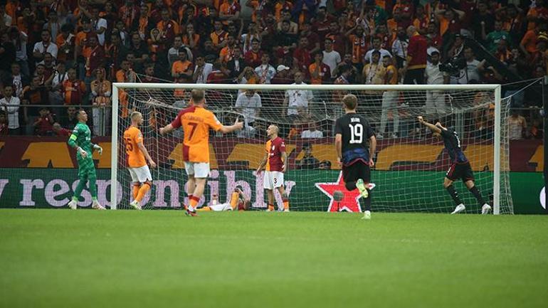 Galatasaraylı yıldız futbolculara tribünden şok tepki