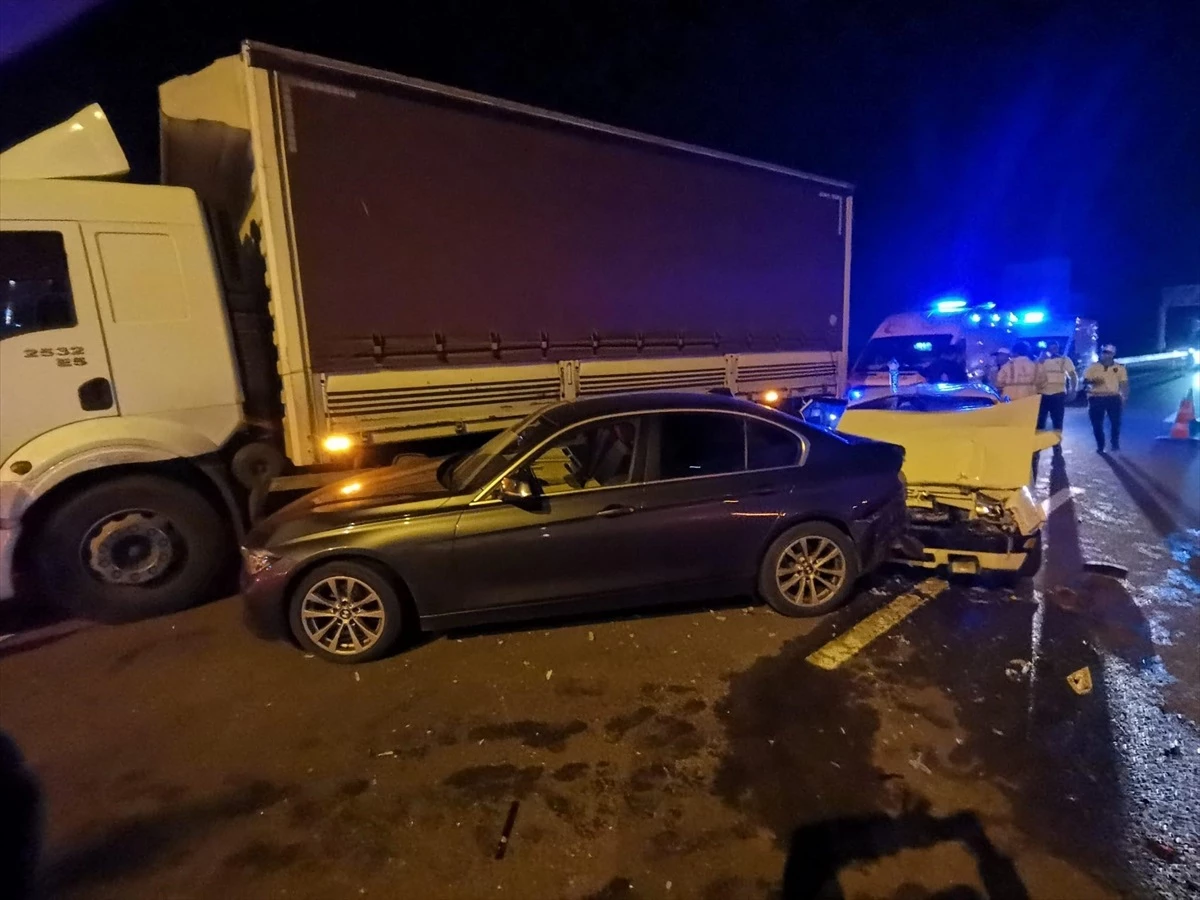 İstanbul-İzmir Otoyolunda Zincirleme Kaza: 2 Kişi Yaralandı