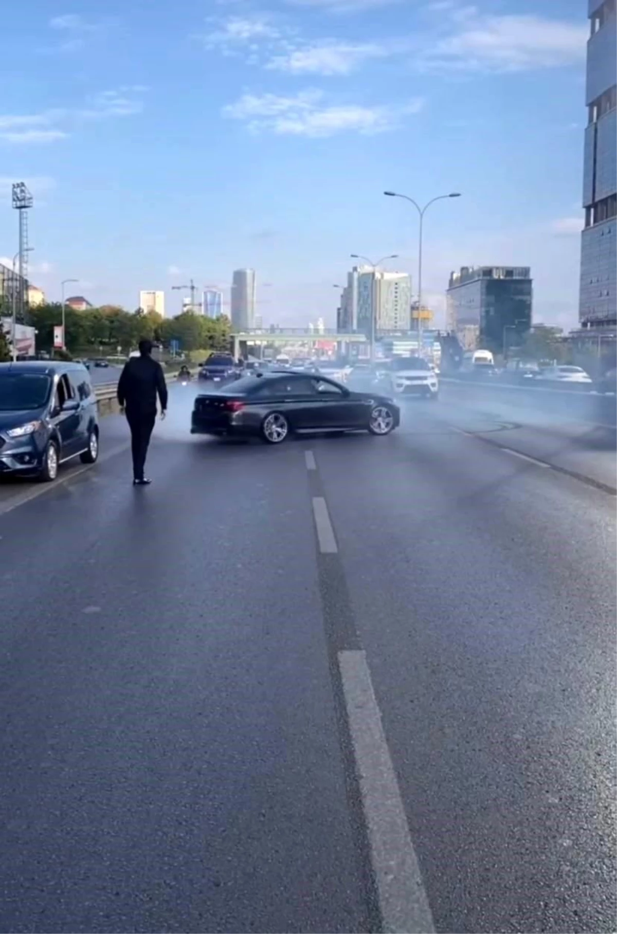 İstanbul’da düğün konvoyu sürücüleri yol kesip drift attı