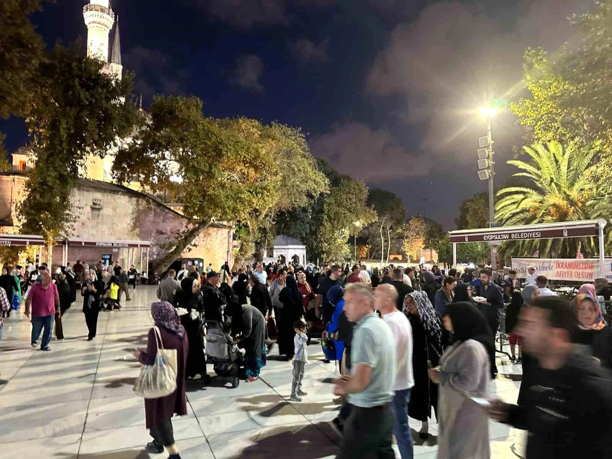 İstanbul’da Mevlit Kandili’nde Eyüpsultan Camii’ne akın