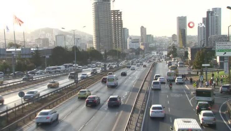 İstanbul’da okullar açıldı, trafik yoğunluğu başladı