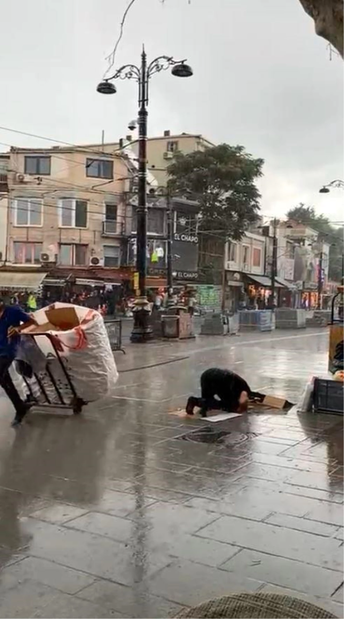 İstanbul’da Sağanak Yağmur Altında Cuma Namazı