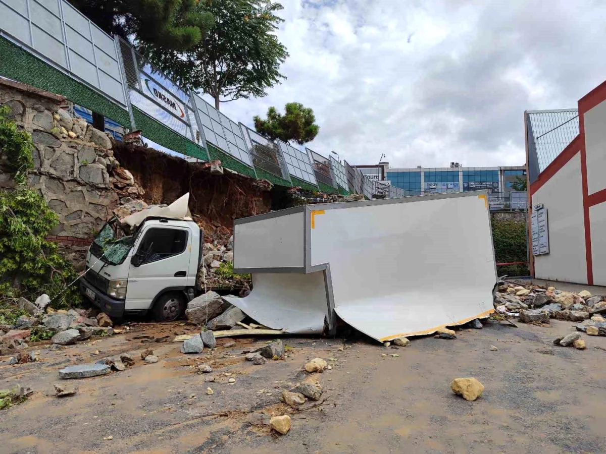 İstanbul’da sel felaketinde istinat duvarı kamyonetin üzerine çöktü