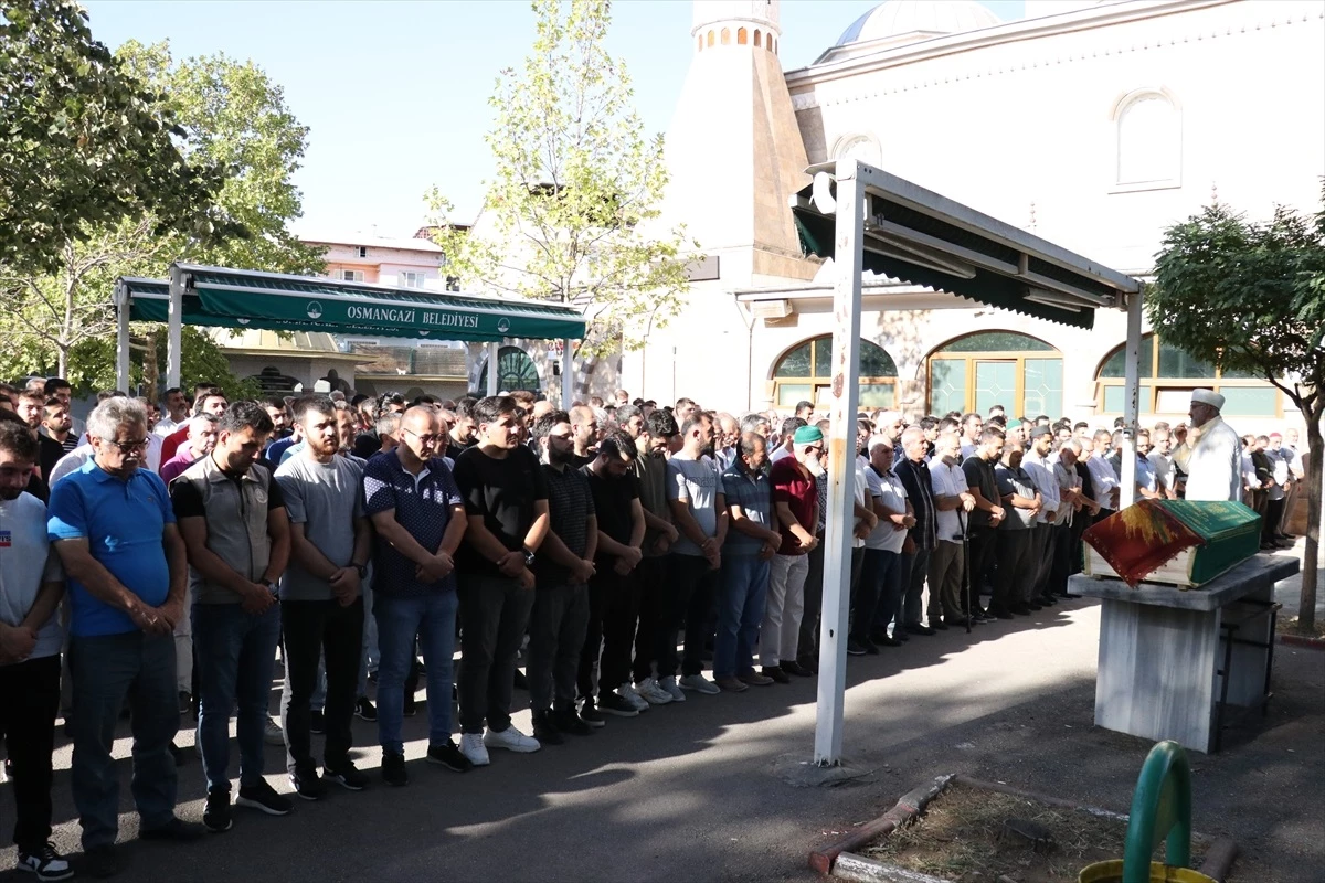 İstanbul’da trafik kazasında hayatını kaybeden hamile kadın Bursa’da defnedildi