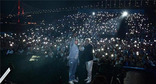 İzel-Çelik-Ercandan karnaval tadında konser