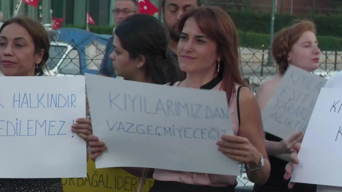 Kadıköy’de Su Ürünleri Kooperatifi’nin çit yükseltmesi protesto edildi