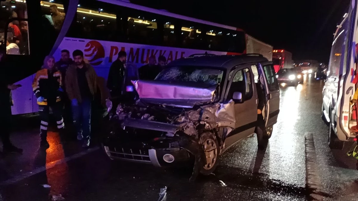 Anadolu Otoyolu’nda 15 aracın karıştığı kaza nedeniyle İstanbul istikametinde ulaşım sağlanamıyor