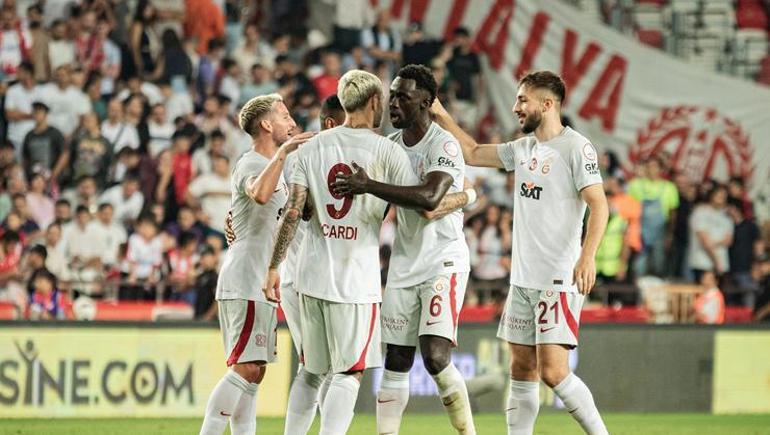 Antalyaspor-Galatasaray maçının ardından çarpıcı yorum: Bir beden büyük forma giymek zorunda...