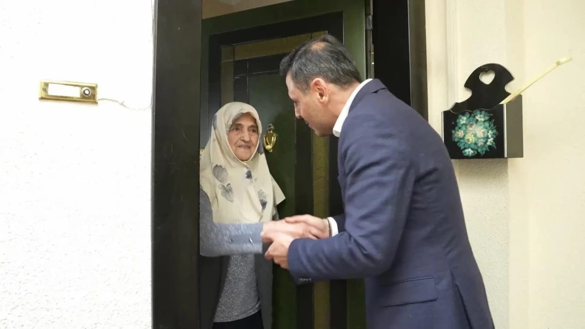 CHP İstanbul İl Başkanı Özgür Çelik, 92 yaşındaki Neriman Odabaş’ı ziyaret etti