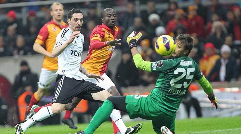 Galatasarayda Okan Buruk, Beşiktaş derbisinin zafer planını belirledi Oyuncularına kilit noktayı işaret etti...