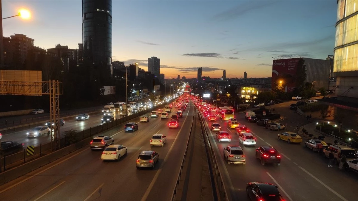 İstanbul’da akşam saatlerinde trafik yoğunluğu meydana geldi