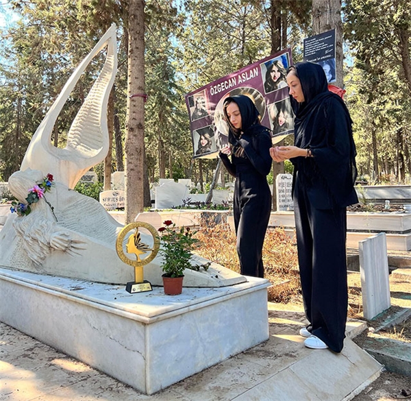 ozgecanaslan-mezar.jpg