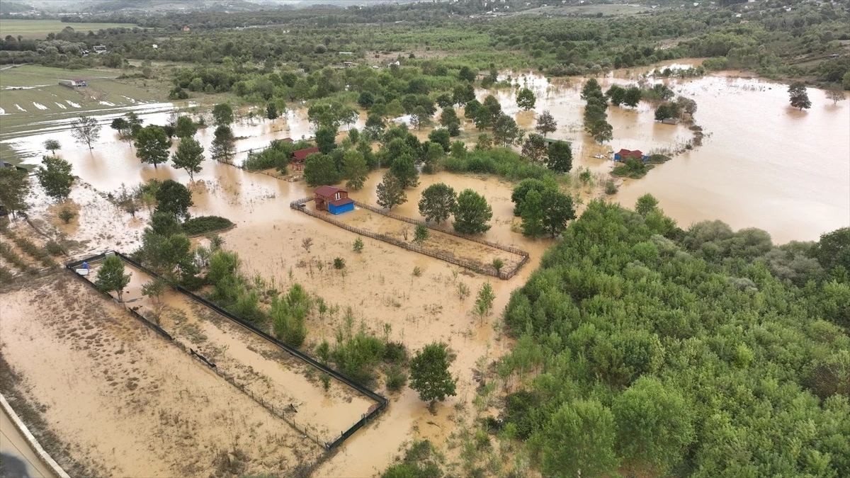 Şile Ağva’da Sağanak Sonucu Dere Taştı, Evler Sular Altında Kaldı