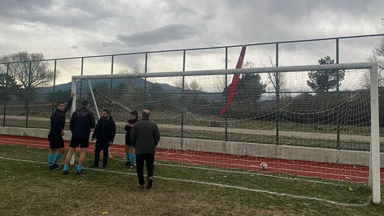 23 yıldır futbol oynanan sahada kale direklerinin ölçüsü maçı iptal ettirdi