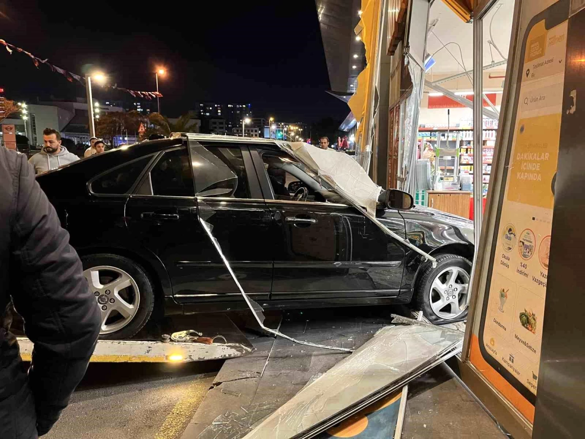 Avcılar’da Kontrolden Çıkan Otomobil Migros’a Daldı