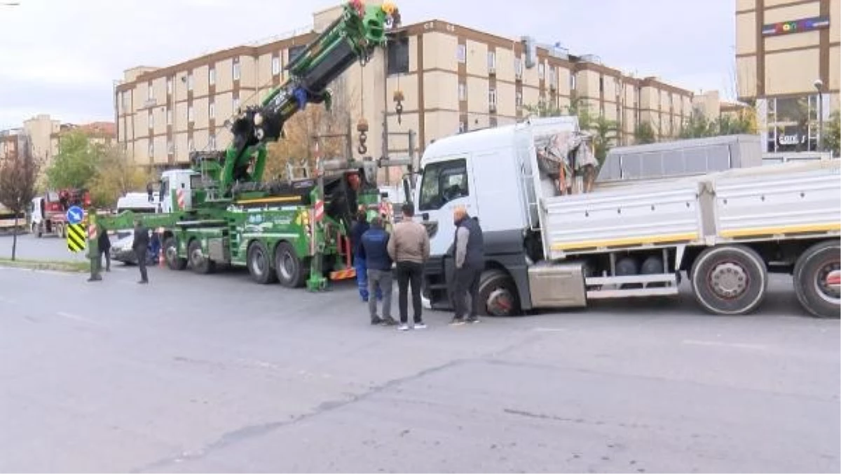 Başakşehir’de Kamyon Yolu Çöktü