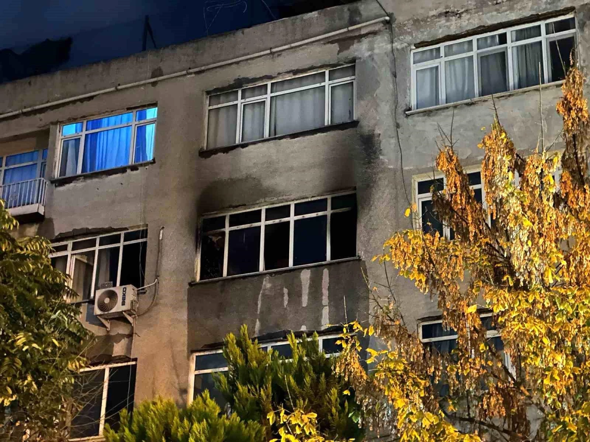 Fatih’te 5 Katlı Binada Yangın Çıktı