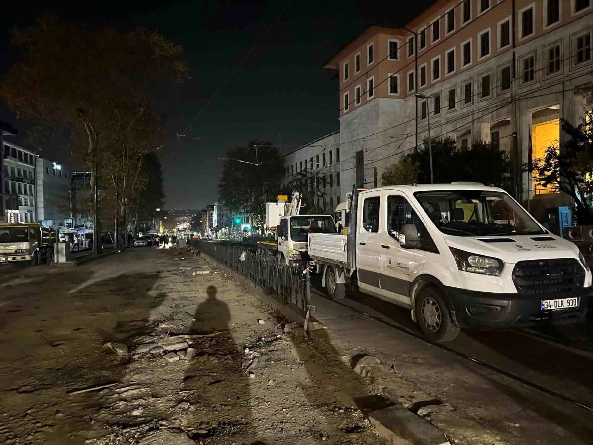 Fatih’te bir iş makinesi tramvay hattının tellerini kopardı