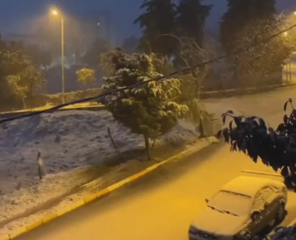 İstanbul'da beklenen kar yağışı başladı! Ağaçlar ve otomobiller kısa sürede beyaz büründü