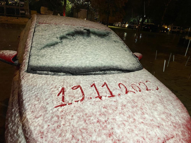 İstanbul'da beklenen kar yağışı başladı! Ağaçlar ve otomobiller kısa sürede beyaz büründü