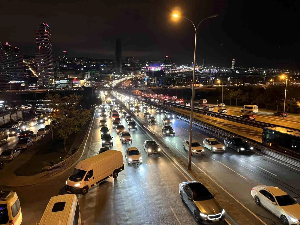 İstanbul’da Akşam Trafik Yoğunluğu Havadan Görüntülendi