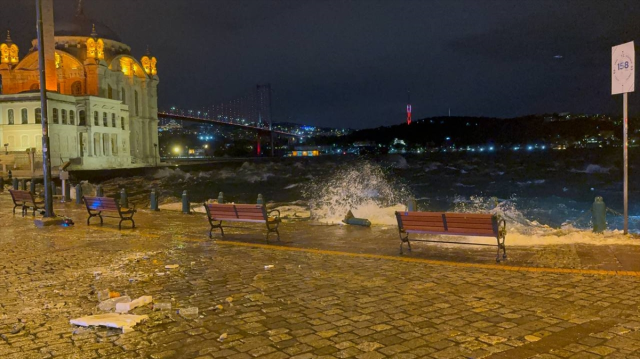 İstanbul'da fırtına etkili oldu, sahil şeridi sular altında kaldı