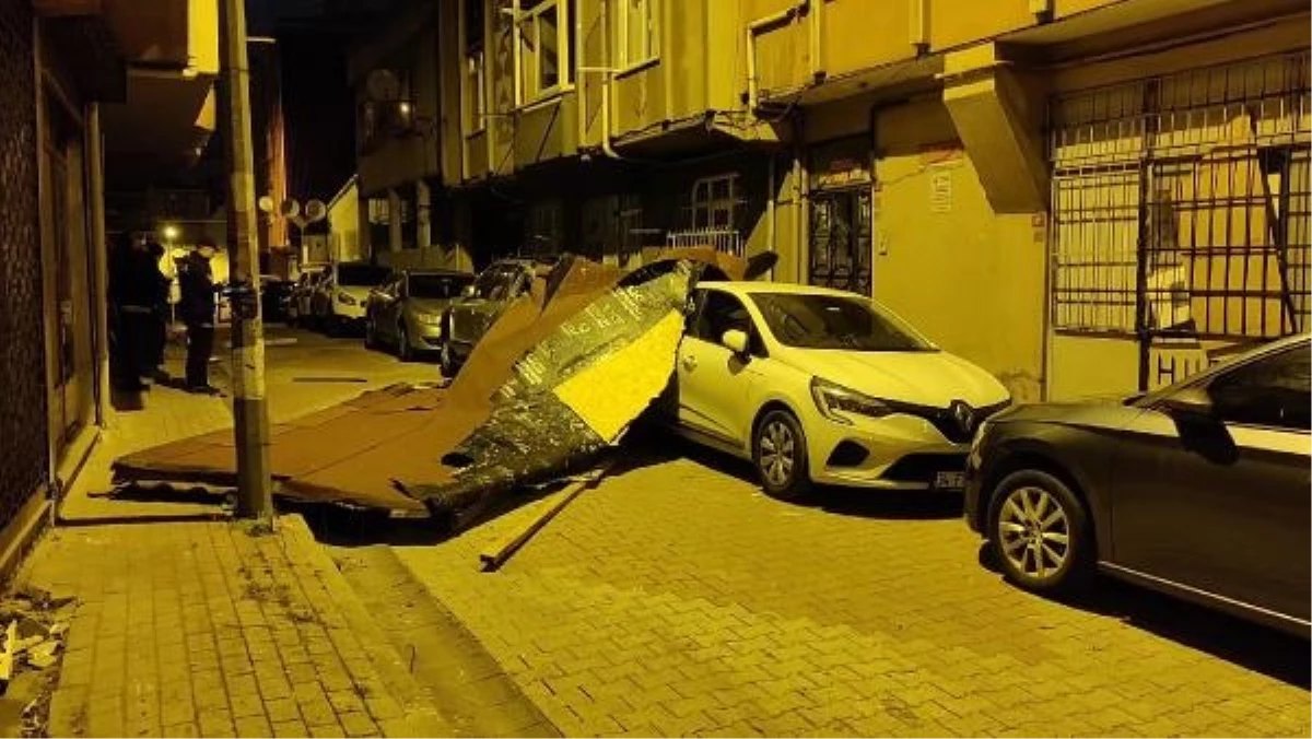 İstanbul’da fırtına nedeniyle bir binanın çatısı uçtu