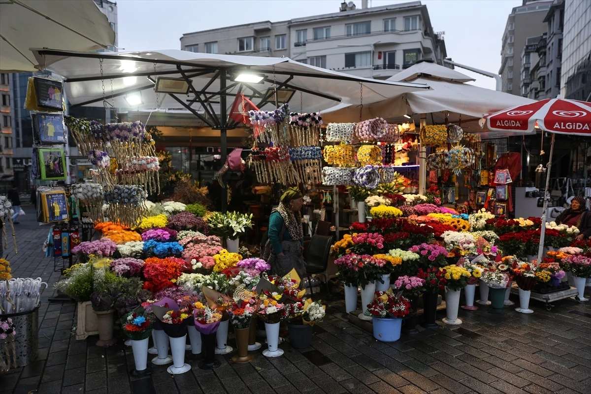 İstanbul’da Öğretmenler Günü’nde Çiçekçiler Yoğun Mesai Harcıyor