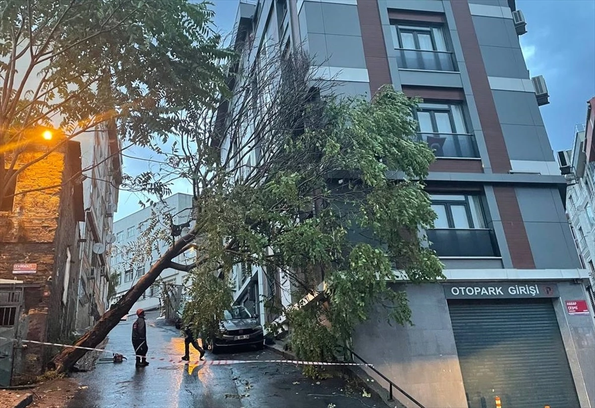 İstanbul’da sağanak ve şiddetli rüzgar hayatı olumsuz etkiliyor