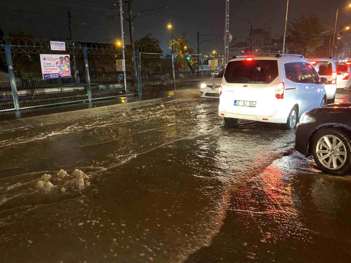 İstanbul’da Sağanak Yağış ve Fırtına: Yollar Göle Döndü
