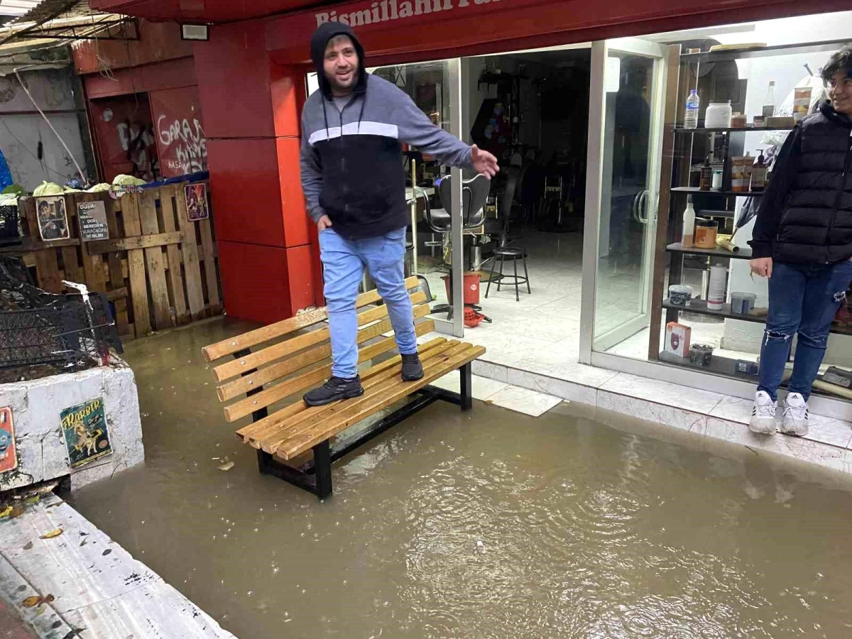 İstanbul’da Yağış Nedeniyle İş Yerleri Su Basarken Yollar Göle Döndü