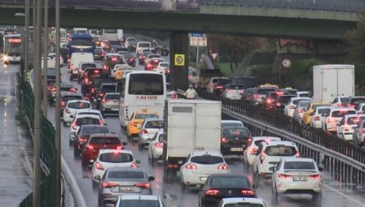 İstanbul’da Yağmurlu Hava Trafikte Yoğunluğa Neden Oldu