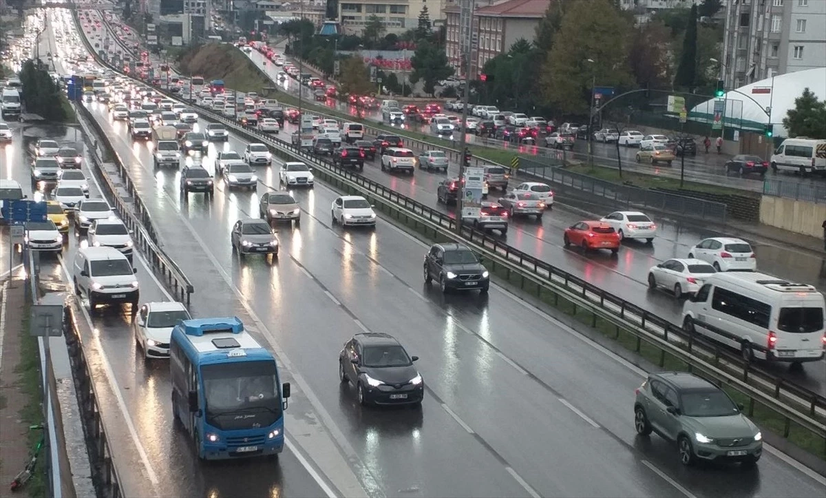 İstanbul’da yağmurun da etkisiyle trafik yoğunluğu yüzde 80’e çıktı