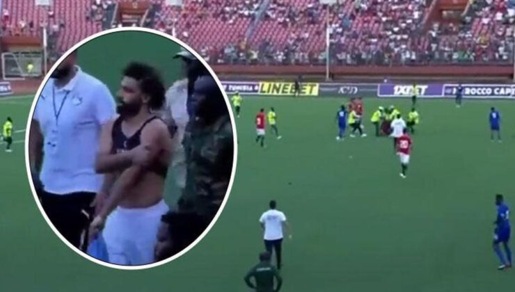 Mohamed Salah, sahaya giren taraftarların saldırıya uğradı!