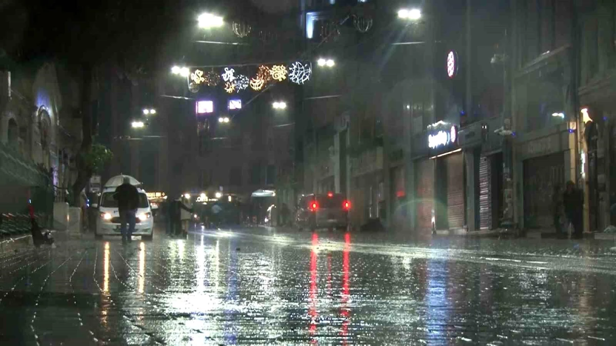 Taksim’de Şiddetli Fırtına ve Sağanak Yağış