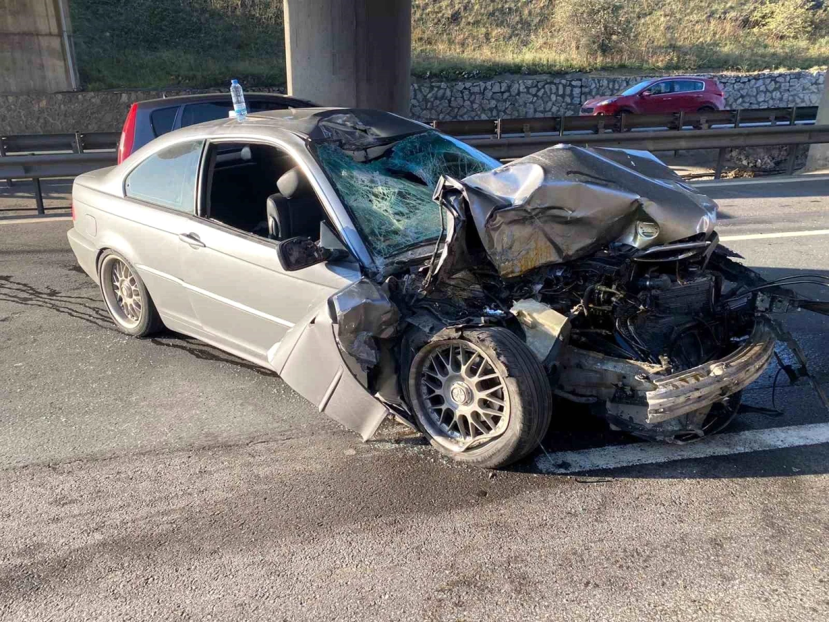 TEM Otoyolu Kocaeli Geçişinde Maden Suyu Yüklü Tıra Çarpan Otomobilde 3 Kişi Yaralandı