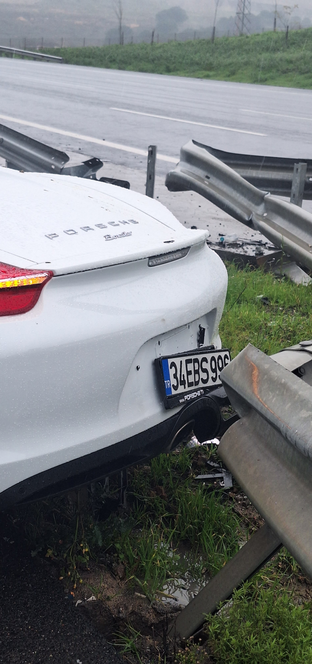 Ünlü İş Adamı Sinan Urfalı, Lüks Ferrari ile Kaza Yaptı