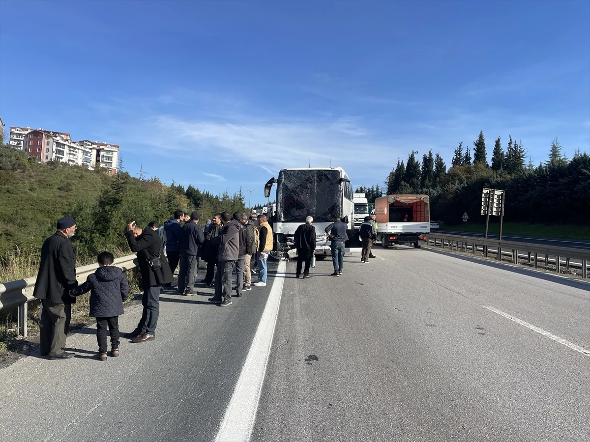 Anadolu Otoyolu’nda tır ve otobüs kaza yaptı, 6 kişi yaralandı