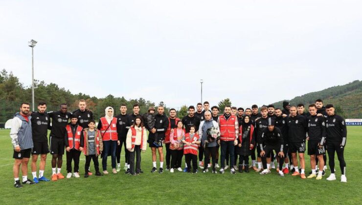 Beşiktaş antrenmanına anlamlı ziyaret