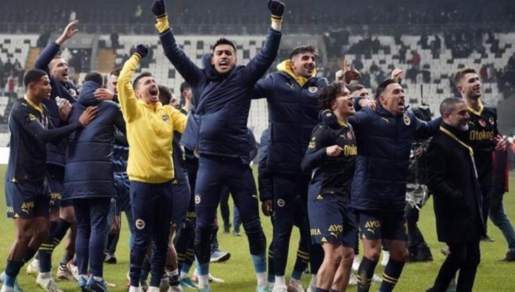 Fenerbahçeli futbolcular galibiyeti taraftarıyla kutladı