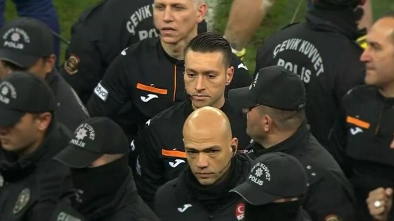 Hakem Zorbay Küçüke polis koruması Maçın ardından sahaya girdiler
