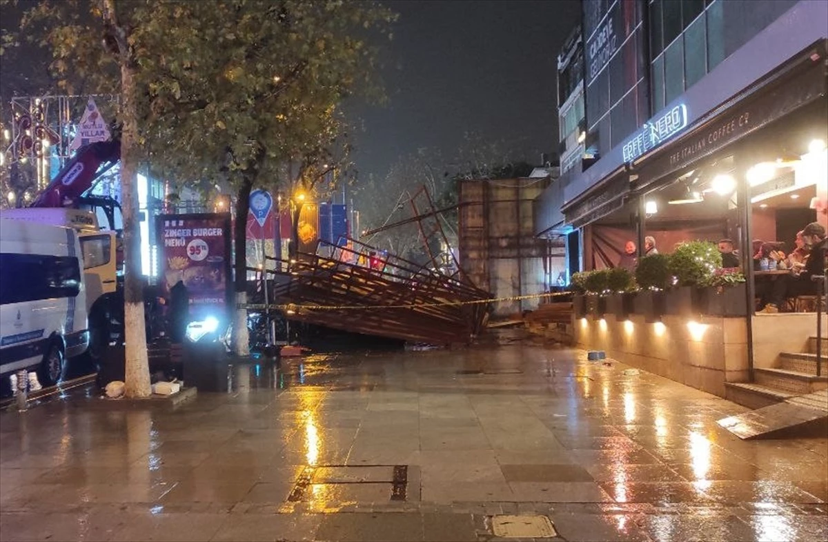 İstanbul’da Şiddetli Rüzgarın Etkisiyle Güvenlik Paneli Devrildi