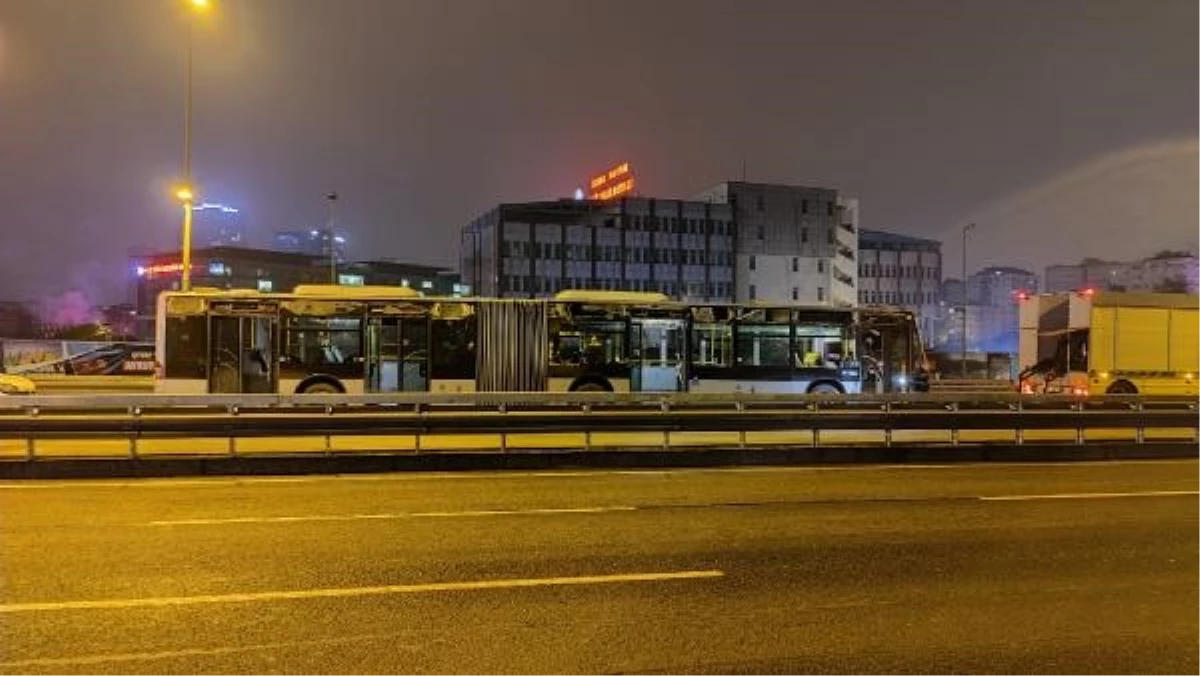 Okmeydanı’nda Metrobüs Kaza Yaptı
