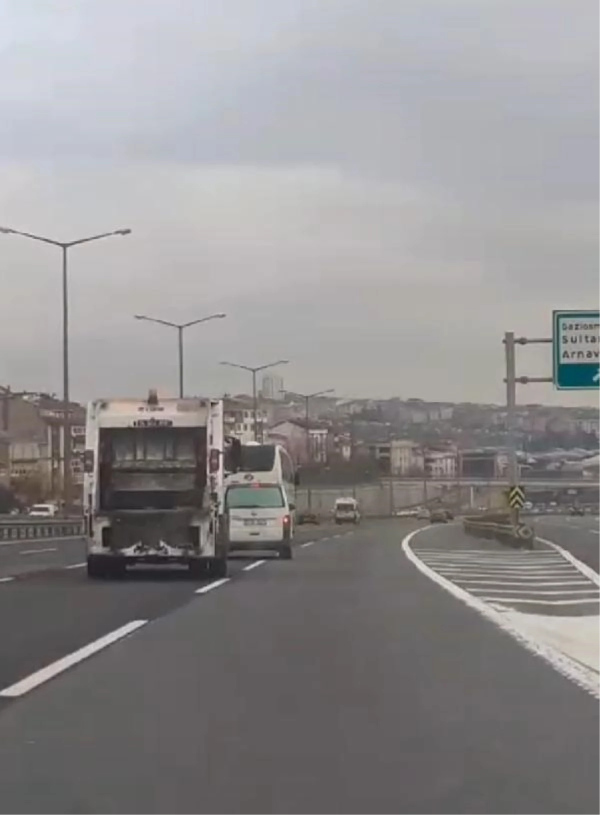 TEM Otoyolunda çöp kamyonu ile minibüs arasında yol verme inatlaşması