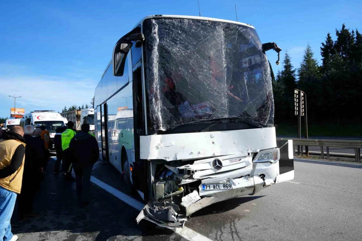 Tem Otoyolu’nda yolcu otobüsü tıra çarptı: 13 yaralı