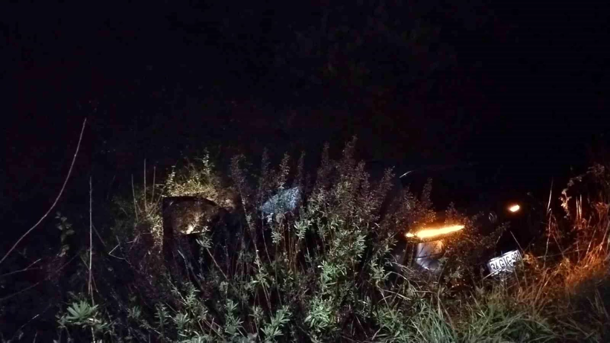 Tuzla’da aşırı yağış nedeniyle araç şarampole uçtu